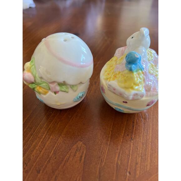 Easter Egg Bunny Rabbit Ceramic Salt and Pepper Shakers - Picture 4 of 6